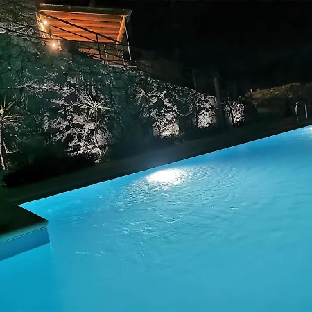 Casa Do Penedo Castle House *