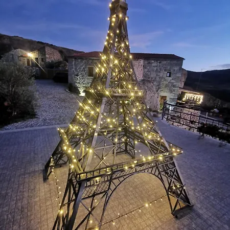 Casa Do Penedo Castle House *