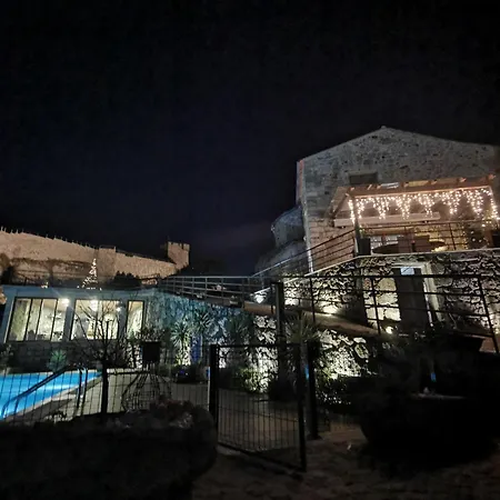 Casa Do Penedo Castle House * لينهاريس