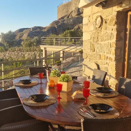 Casa Do Penedo Castle House *