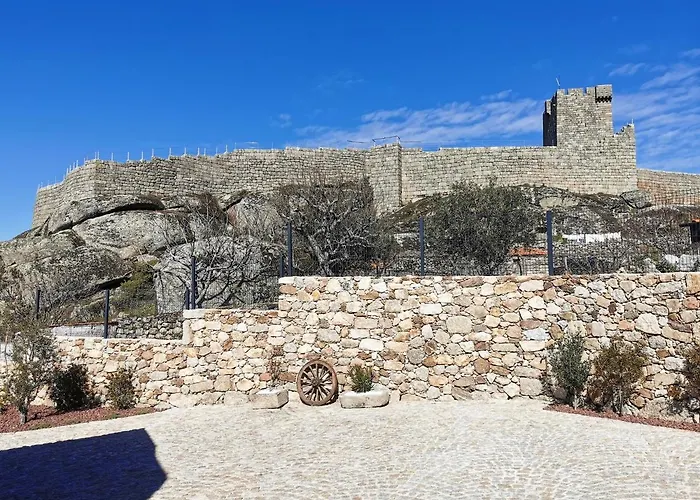 Casa Do Penedo Castle House * リニャレス