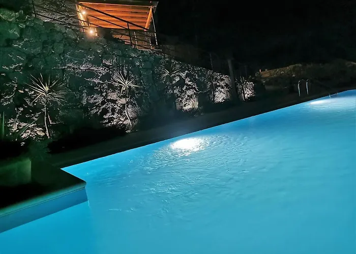 Casa Do Penedo Castle House *