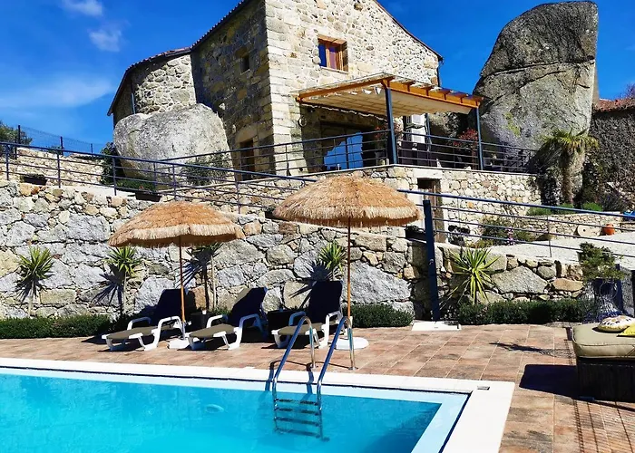 Casa Do Penedo Castle House * リニャレス