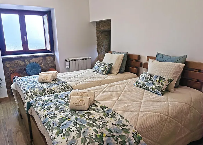 Casa Do Penedo Castle House * リニャレス