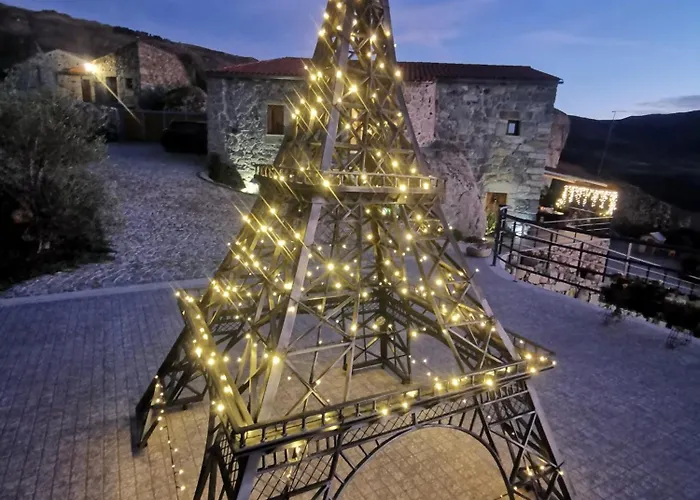 Casa Do Penedo Castle House *