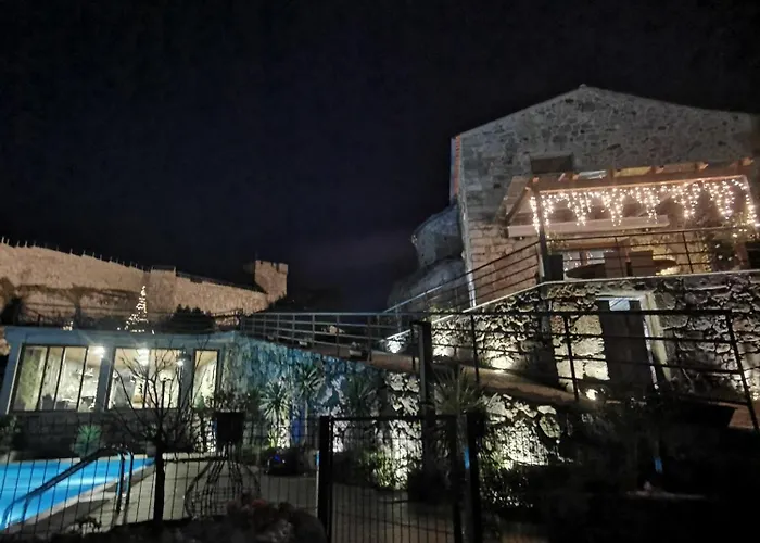 Casa Do Penedo Castle House * Linhares da Beira