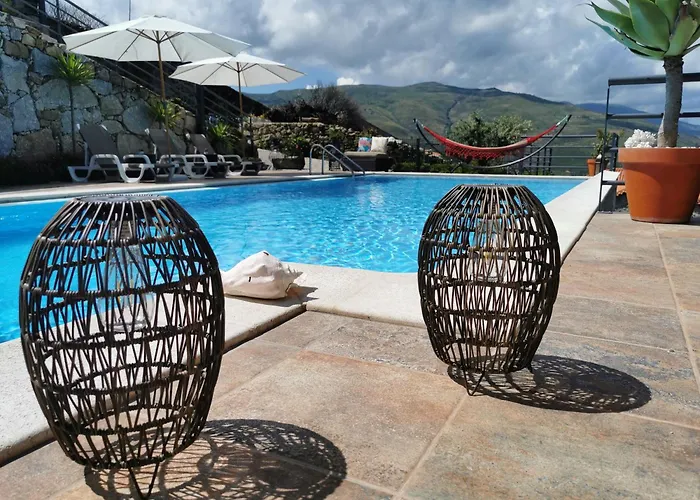 Casa Do Penedo Castle House * リニャレス