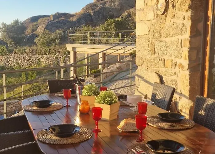 Casa Do Penedo Castle House *