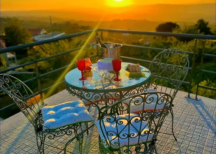 Casa Do Penedo Castle House * リニャレス